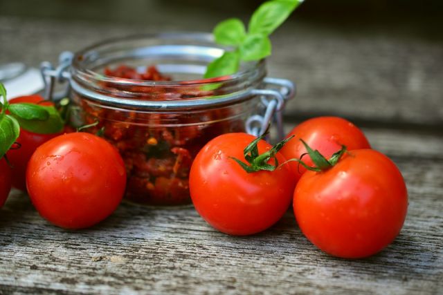 В помидорах содержится антиоксидантов и витамина С.