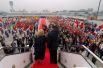 Президент Франции Жак Ширак и его жена Бернадетт в аэропорту Чэнду в первый день своего официального визита в Китай, 2004 год.