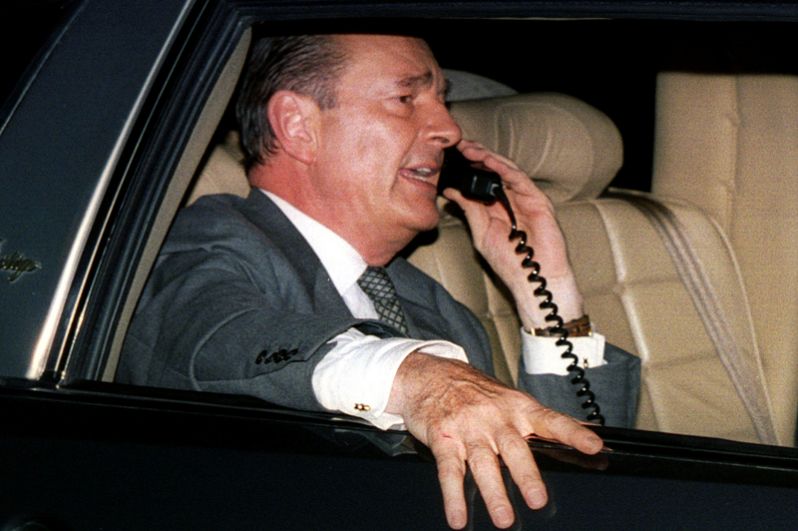 Жак Ширак разговаривает по телефону после того, как получил 52% голосов на президентских выборах, 7 мая 1995 года.