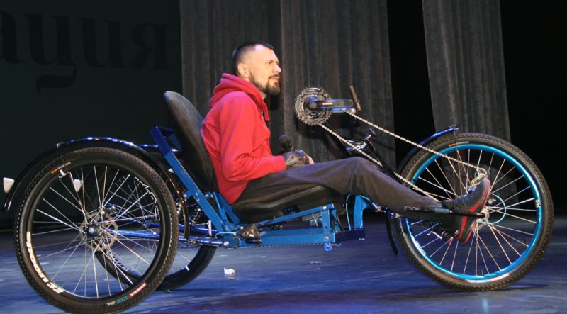 Золотой призёр конкурса Максим Зяблицев презентовал на сцене велосипед собственной сборки.