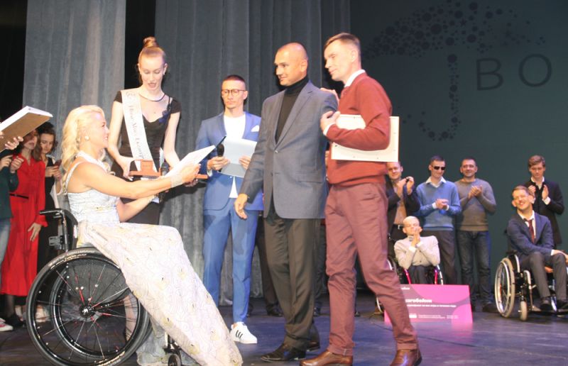 Золотые значки призерам конкурса вручала основатель фонда «Возможно все» Ксения Безуглова.
