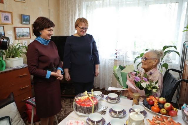 В свои 90 лет женщина одна справляется с делами по дому.