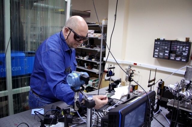 Учёные Самарского университета совместно с коллегами из Самарского филиала ФИАН разработали лазер в рамках научно-исследовательской лаборатории «Структура и динамика квантовых систем» под руководством американского профессора Майкла Хэвена.