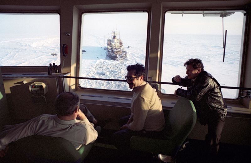 Начальник Амдерминского управления гидрометслужбы Артур Чилингаров (в центре) на полярной метеостанции мыса Харасавэй в Арктике, 1978 год.