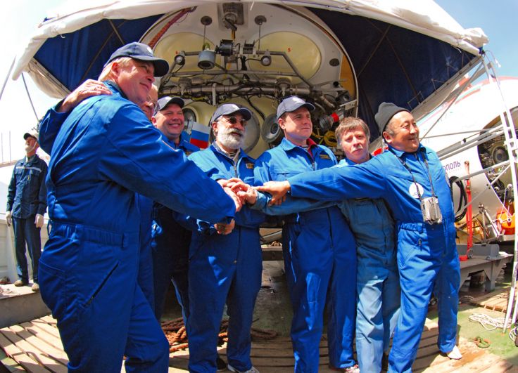 Члены команд глубоководных обитаемых аппаратов «Мир-1» и «Мир-2» перед погружением на дно озера Байкал. В центре — глава экспедиции Артур Чилингаров. 2008 год.