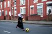 Ребенок с футбольным мячом перед матчем 1/16 финала Кубка английской лиги между «Лутон Таун» и «Лестер Сити» в Лутоне, Великобритания. 