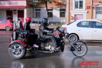 Мотоциклисты колонной проехали по улицам Перми.