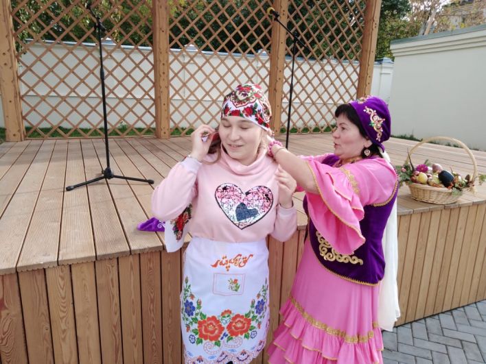 Гости примерили татарский национальный костюм... 