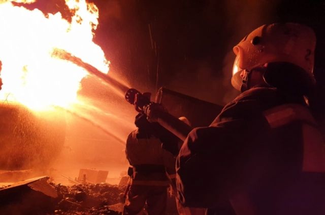 Рискуя жизнью, тюменские пожарные вынесли из горящего дома газовые баллоны