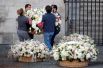 Люди несут цветы к церкви Сен-Сюльпис перед церемонией прощания с Жаком Шираком.