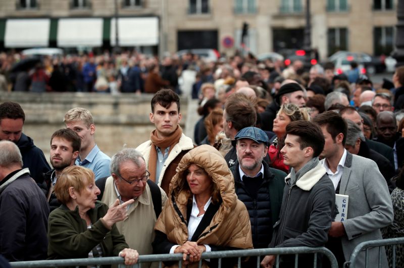 Люди, пришедшие проститься с Жаком Шираком, на траурной церемонии в Доме инвалидов.
