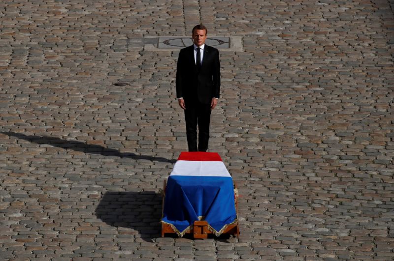 Эммануэль Макрон воздает почести бывшему президенту Жаку Шираку в Доме инвалидов.