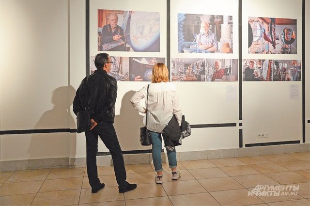Экспозиция в галерее – это своеобразные зоны-студии, соединяющие прошлое и настоящее. В одном из залов представлены фотоработы Рауля Скрылёва, сделанные в мастерских современных художников.
