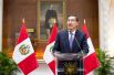 Президент Перу Мартин Вискарра выступает с заявлением о роспуске парламента.