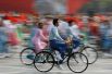 Артисты на велосипедах во время парада, посвященного 70-летию КНР.