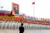 Портрет главы КНР Си Цзиньпина на площади Тяньаньмэнь во время парада, посвященного 70-й годовщине основания КНР.