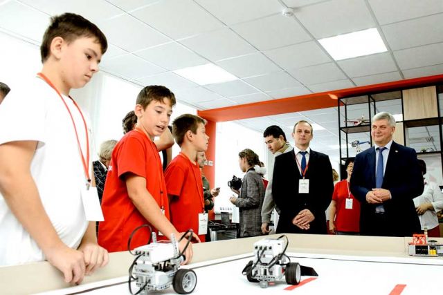 В классе информатики школьники показали свои умения в области робототехники и 3D-моделирования.