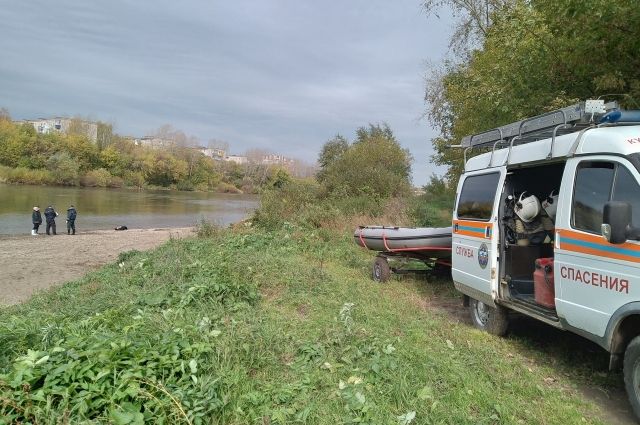 Диспетчер сообщил, что в реке Сылва, в районе пересечения улиц Красноармейская и Степана Разина прохожие заметили тело человека в воде. 