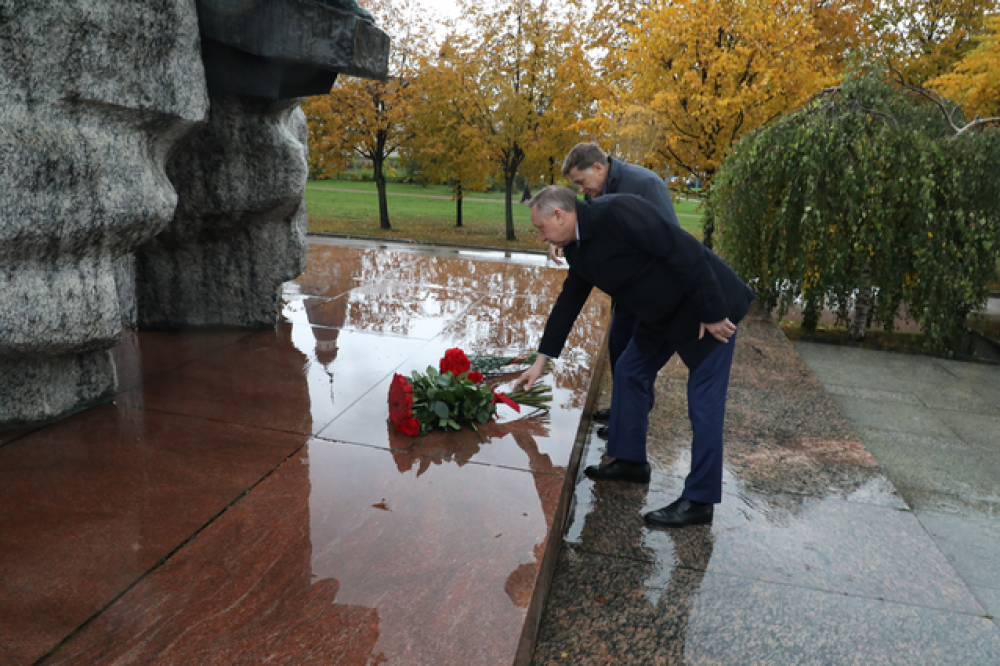 Они возложили цветы к памятнику воинам-интернационалистам, который находится рядом со станцией «Проспект Славы».