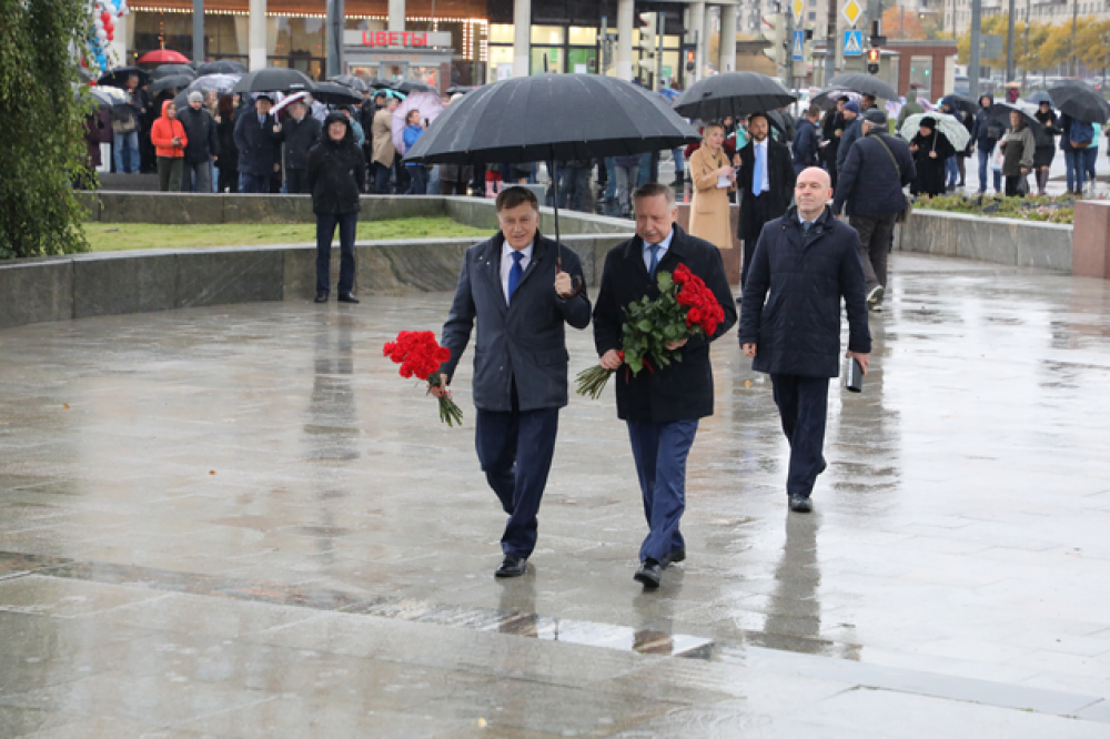 В торжественном открытии станции приняли участие глава города Александр Беглов и председатель Законодательного Собрания Вячеслав Макаров.