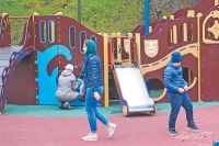 Детская площадка в парке, который находится в пойме реки Ивницы.