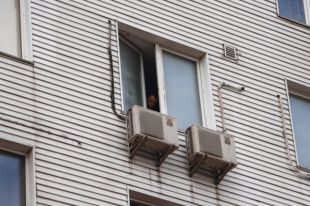 В Киеве больная раком женщина выбросилась из окна на глазах у сына