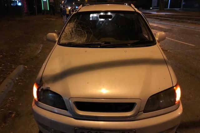 Сам автомобиль в аварии особо не пострадал — у него несильно разбито лобовое стекло.