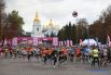 Тем временем, в центре Киева прошел благотворительный марафон Wizz Air Kyiv City Marathon, участники которого добежали до ВДНГ. Марафон проходит в рамках Sport Family Weekend. 