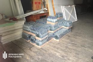 Работник налоговой заставлял предпринимателя покупать алкоголь нелегально