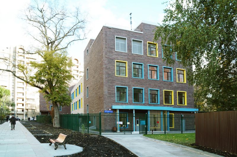 После ремонта здесь получился настоящий 4-этажный дом для детей – с цветными окнами и выходом в сад.