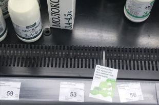 «Мигрирующая» табличка: сегодня на одной полке, завтра на другой.