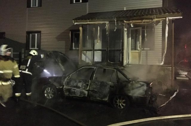 На улице Чекистов огонь с загоревшегося авто перекинулся на здание