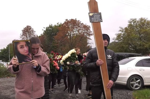 На похороны Регины Гагиевой, убитой бывшим мужем, пришли сотни человек