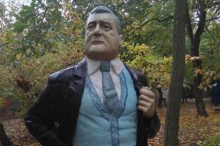 Был Ленин - теперь Порошенко: в Запорожье креативно декоммунизировали памятник
