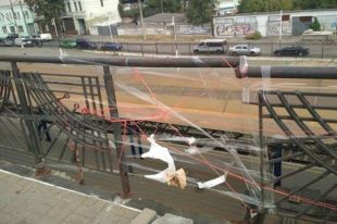 Шутка по-киевски: мост «починили» при помощи скотча и ниток