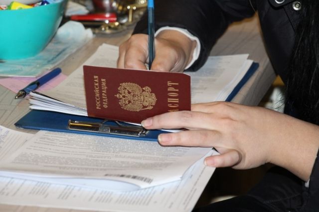 Женщина предоставила свой паспорт необходимый для создания и регистрации юридического лица - общества с ограниченной ответственностью. 