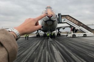 В тюменском Рощино впервые приземлился Boeing в ливрее «Тигролет»
