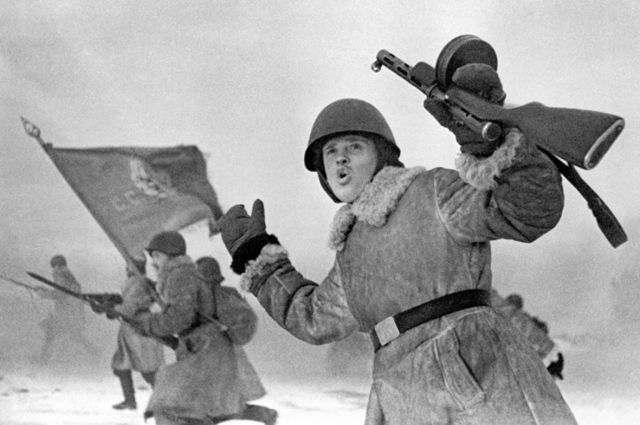 Советские солдаты в атаке под Ленинградом, во время операции по прорыву блокады Ленинграда, январь 1943.