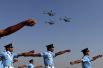 Индийские военнослужащие маршируют во время празднования Дня Военно-воздушных сил в Нью-Дели.