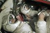 Космонавты Павел Беляев и Алексей Леонов в тренажере космического корабля «Восход».