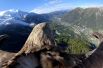 Орлан-белохвост Виктор пролетает над горами в Шамони, Франция. С помощью снимков с панорамной камеры, закрепленной на нем, организаторы проекта Alpine Eagle Race хотят повысить осведомленность людей о глобальном потеплении.