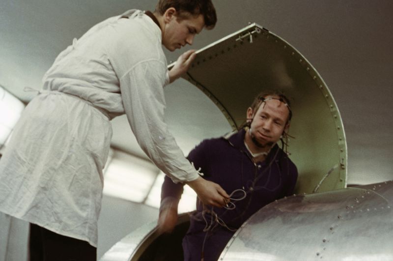 Космонавт Алексей Леонов садится в кабину центрифуги во время тренировок в Центре подготовки космонавтов.