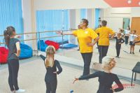 На занятиях у детей развиваются координация и гибкость, они учатся акробатическим и танцевальным элементам.