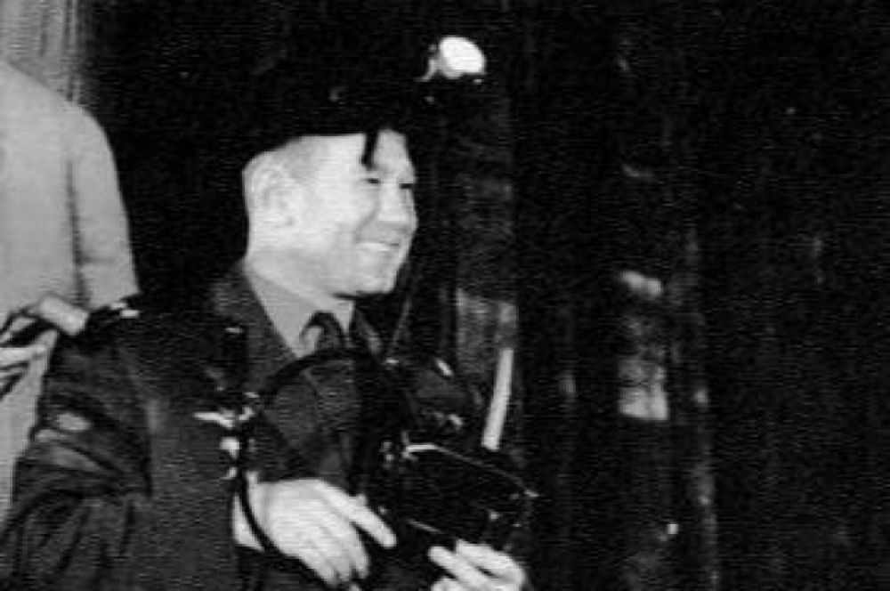 В 1965 г. на шахте «№ 3-3 бис» в Прокопьевске Леонов, через несколько месяцев после выхода в открытый космос, впервые побывал под землёй. После этого шахтёр, герой соцтруда Николай Кочетков вручил Леонову шахтёрскую каску, с которой он спускался в забой. Прокопьевск, 5 ноября 1965 г.