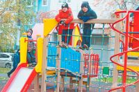 Новые детские площадки во дворе ул. Твардовского, д. 13, корп. 2, появились благодаря программе «Мой район».