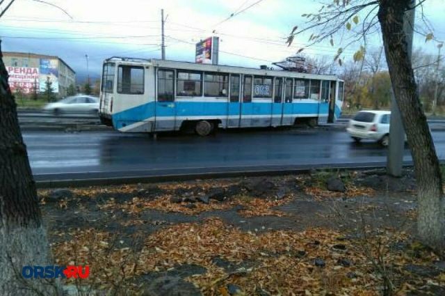 В Орске на ул. Мира с рельсов сошел трамвай.