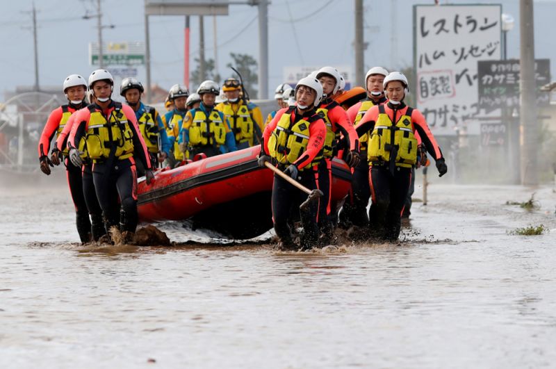 Работа спасателей в Нагано после тайфуна.