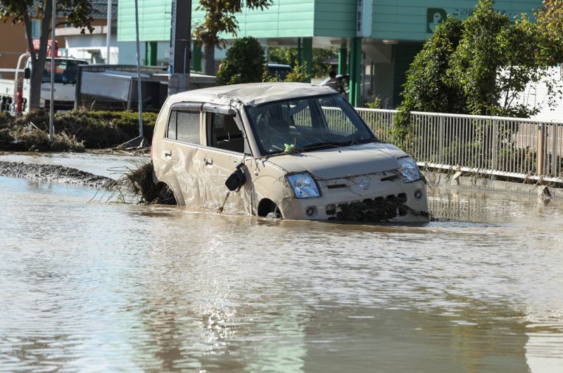 Затопленный автомобиль в городе Сано.