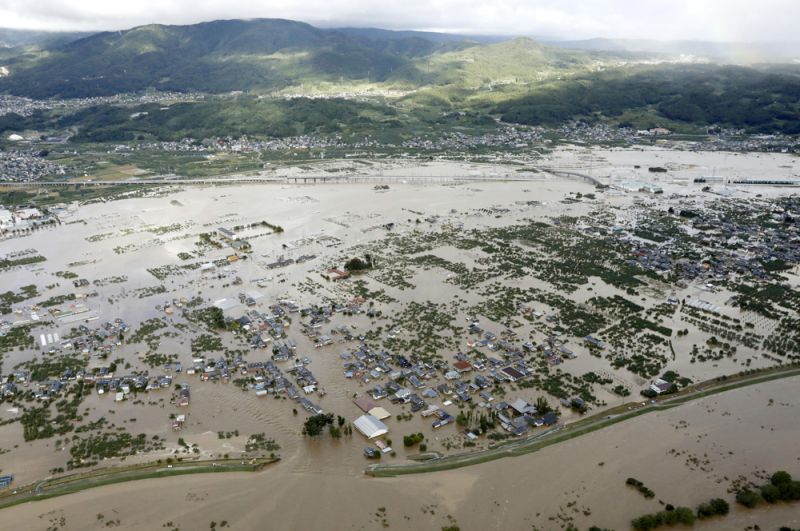 Вышедшая из берегов река, затопившая жилые районы Нагано. Аэрофотоснимок.