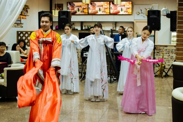 Главная отличительная черта корейского национального костюма - бант, на который завязывается рубашка чогори